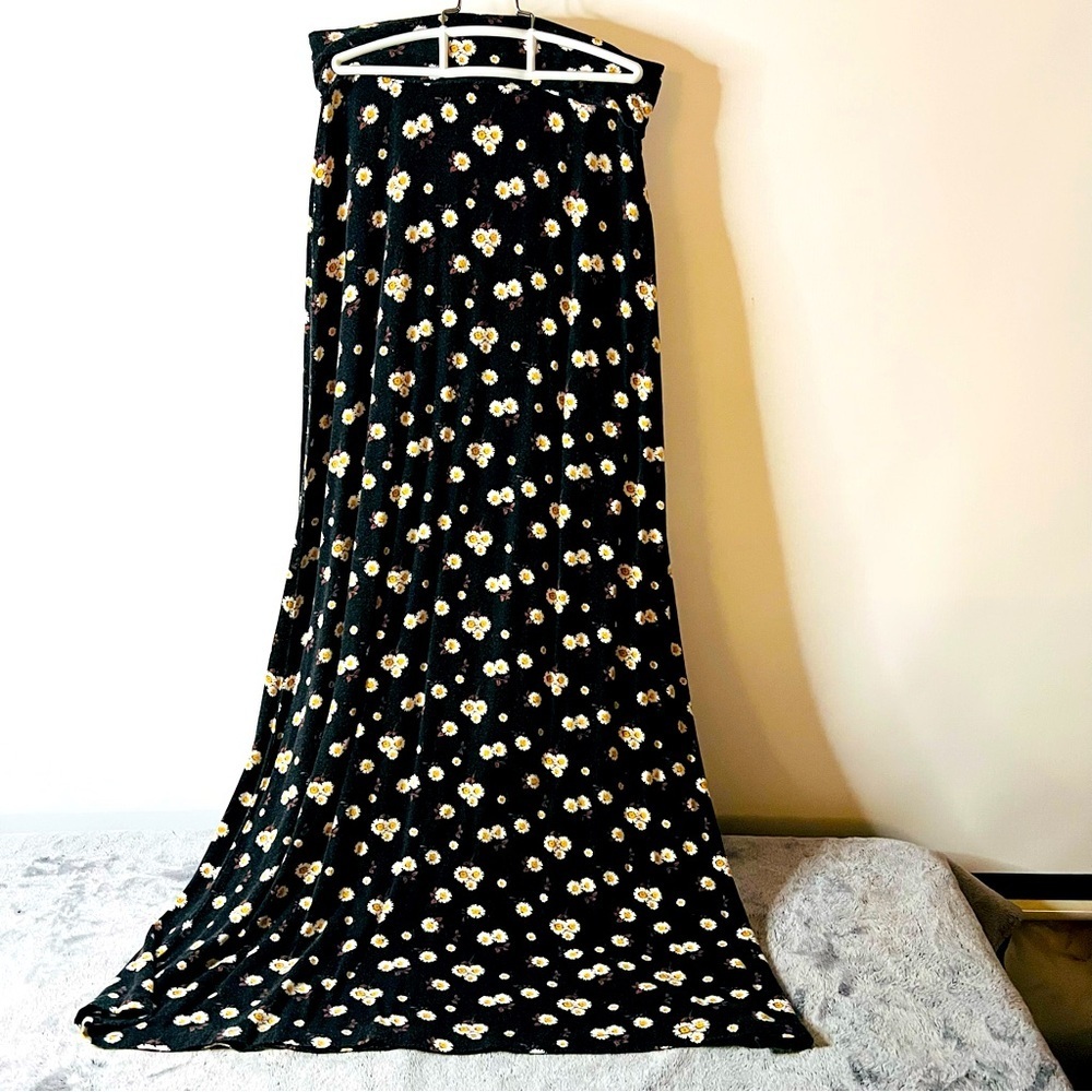 Black Daisy Print Charlotte Russe Maxi Skirt Size M
